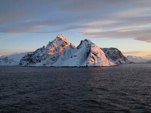 壮丽雪山映于辽阔海面