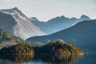 湖畔群山美景如画