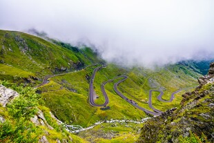 山间云雾缭绕的蜿蜒道路