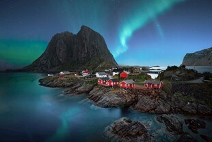 极光下的海边村落美景