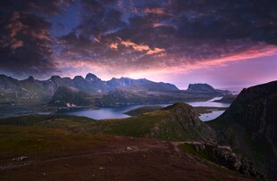 壮丽山景伴梦幻天空