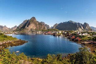 美丽湖景与远山风光
