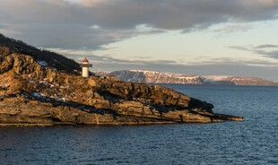 海边灯塔暮色景观
