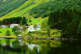 湖畔山村美景