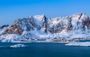 冰雪覆盖的壮丽山海景观