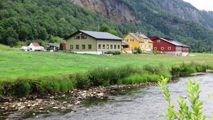 乡村河畔多彩小屋风景