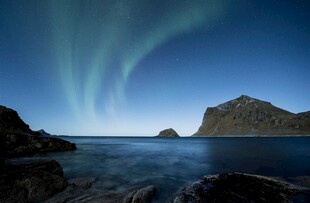 北极光下的山海梦幻景致