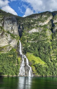 高山瀑布下的碧绿湖水