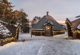 雪中小屋的温馨冬日景象