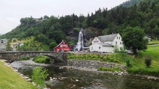 乡村河畔风景如画