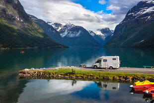 湖畔房车美景