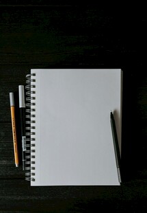 空白笔记本与书写工具