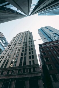 仰视都市高楼建筑群