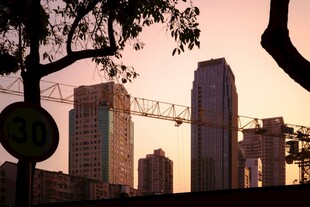 黄昏下的城市建筑景观
