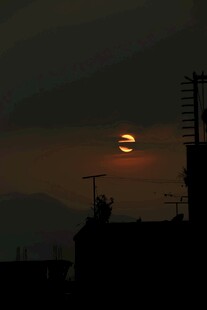 夕阳下城市的剪影景观