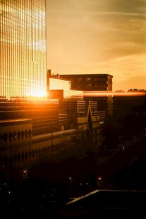 城市黄昏下的