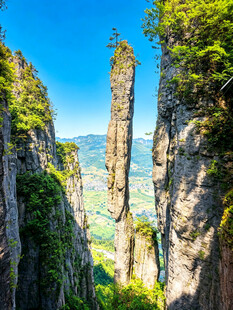 奇峰怪石