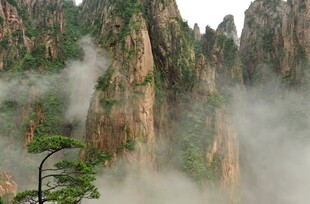 云雾缭绕的壮观山峰景色