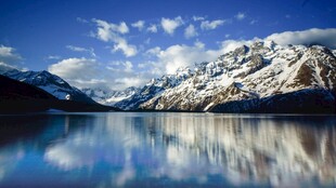 雪山倒影于静谧湖水之中