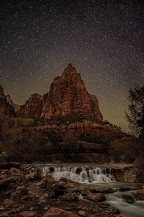 星空下的壮丽山间溪流
