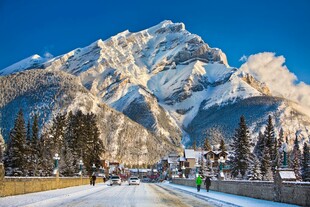 冬日雪山下的宁静之路