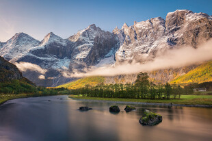 湖畔雪山美景