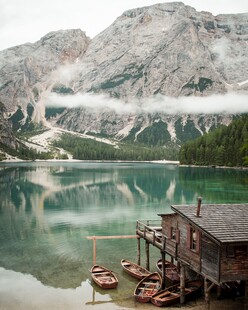 湖畔木屋与山水美景