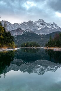 高山湖泊的静谧美景