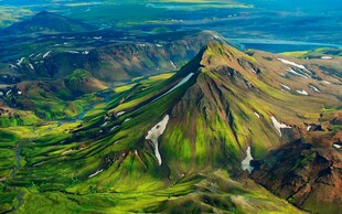 冰岛壮丽山峦空中俯瞰图