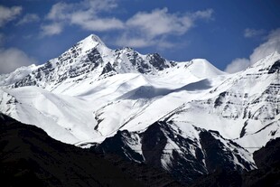 巍峨雪山壮丽景致