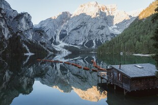 山间湖畔美景