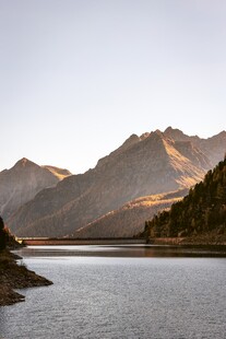 湖畔山峦美景