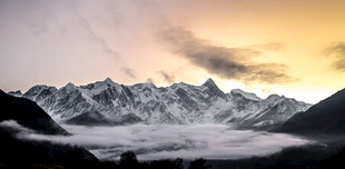 壮丽雪山云海美景