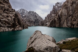 壮丽峡谷中的幽蓝湖水