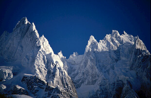 巍峨雪山壮丽景观