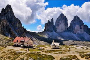 山间小屋与壮丽巍峨山峰