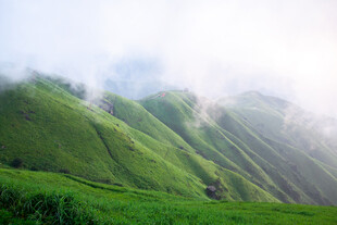 云雾缭绕的翠绿山峦