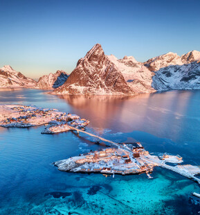 梦幻冰雪覆盖的海边岛屿景观