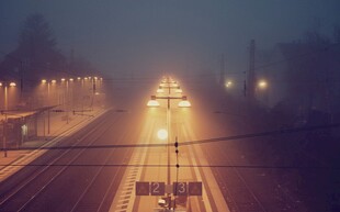 雾中公路夜景