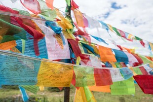五彩经幡飘扬于天地间