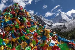 山间五彩经幡与巍峨雪山