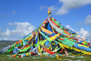 五彩经幡飘扬于天地间