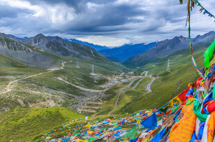 山间经幡飘扬的美丽景致