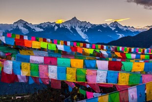 山间五彩经幡