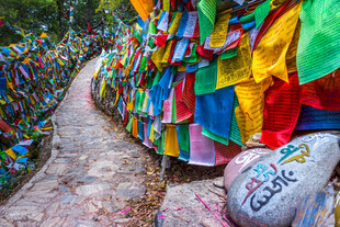 五彩经幡装点山间小道