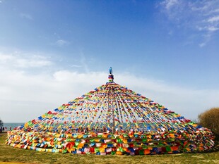 草原上的多彩经幡塔