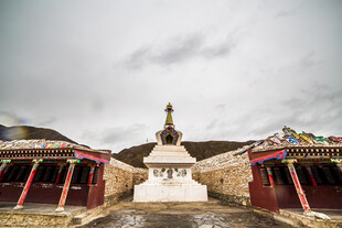 藏式寺庙建筑前的白塔