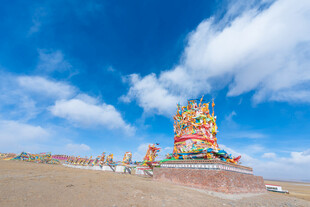 草原上的多彩经幡景观