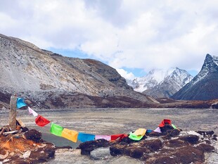 高原湖畔经幡与雪山美景