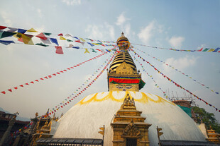 佛塔飘扬五彩经幡